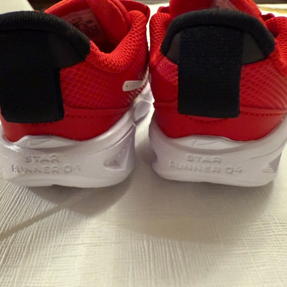 NWOT Nike Star Runner toddler sneakers, red, white, black—size 8 - Picture 4 of 6